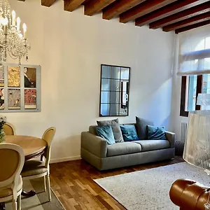 santa-caterina-charming-apartment-treviso.hotelslidodijesolo.com/